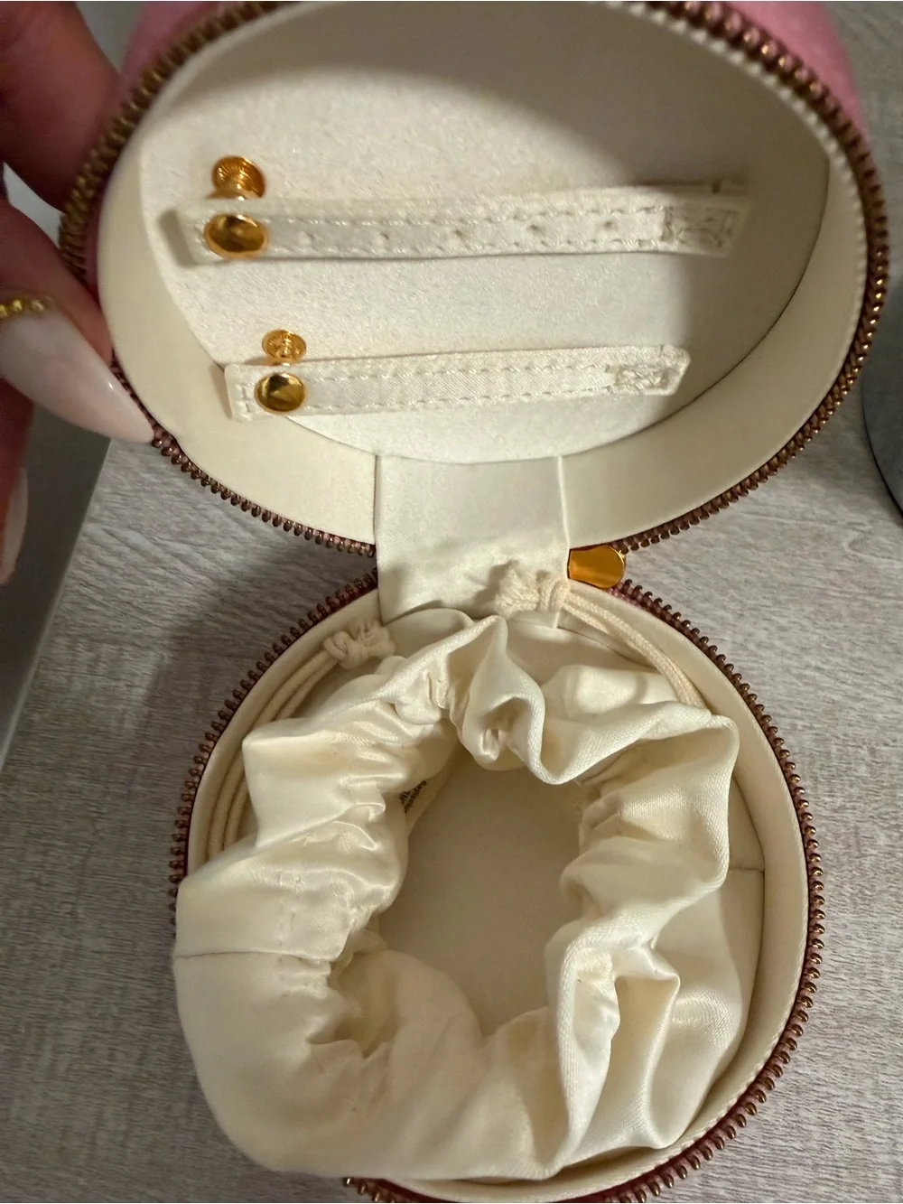 Gucci Pink Round Beauty Case with Gold Logo (GWP) - Picture 2 of 3